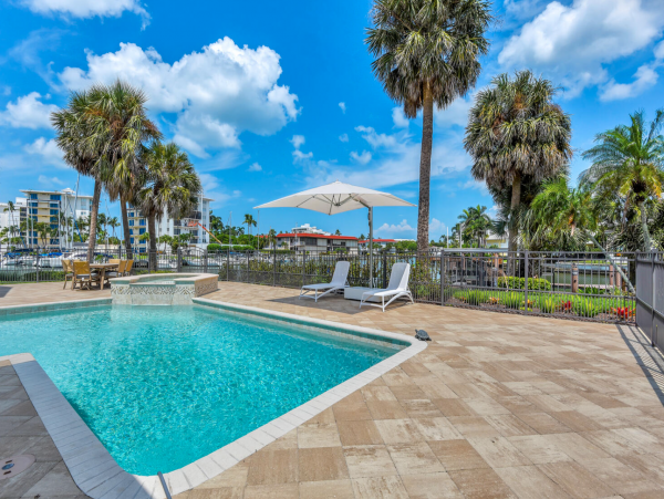 Very Short walk to the beach in the Moorings Naples area